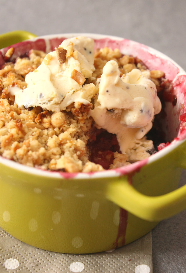 Apple and Blackberry Crumble @homelifeabroad.com #recipe #appleandblackberrycrumble #crumble