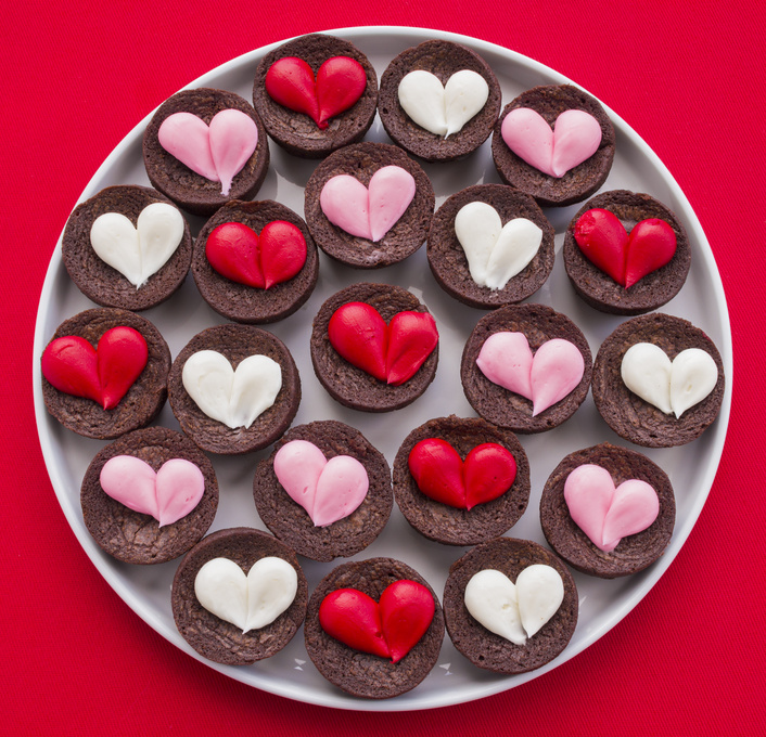 Fudgy Valentine’s Brownies with Heart Frosting - These brownies with heart frosting are one of my faves – pretty, bite-sized and with the creamiest, delicious frosting. The perfect Valentine's Day treats! #brownies #valentinessweets #valentinestreats