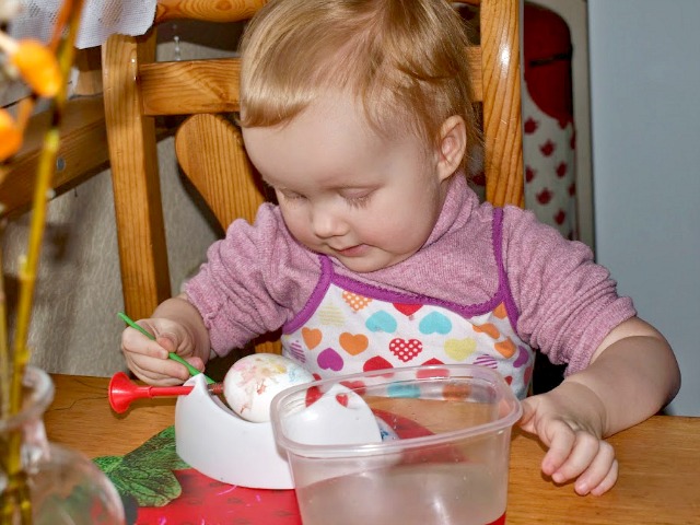 Decorating Eggs @homelifeabroad.com #easter #eggs