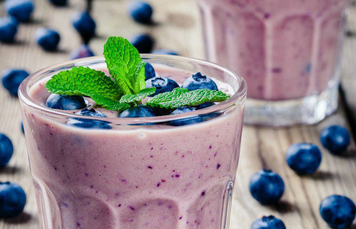 how-to-make-a-vegan-blueberry-smoothie-fast-feature