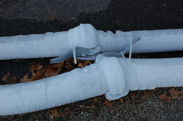 Yikes! Avoid frozen pipes on your return... or end up with no water. :( (Source: Cha già José)