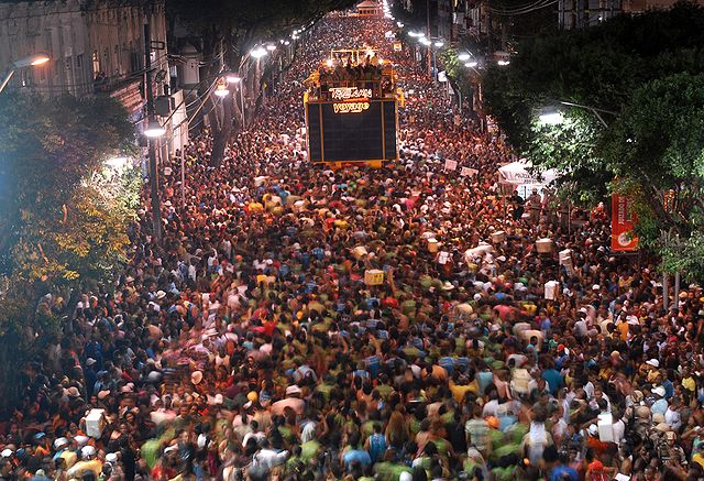 640px-Bloco_da_camisinha_circuito_Campo_Grande_Salvador